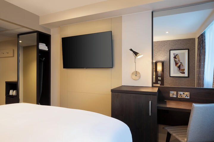 Room 10 of 42
