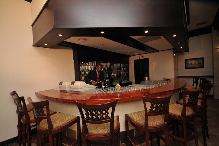 Lounge 66 of 77