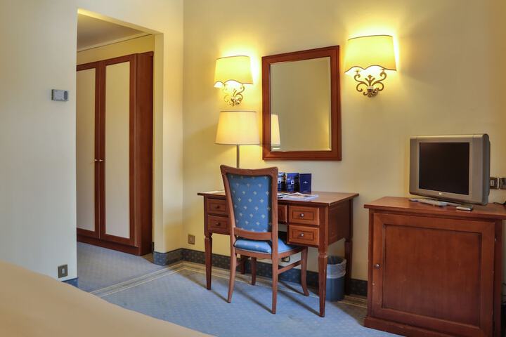 Room 27 of 89