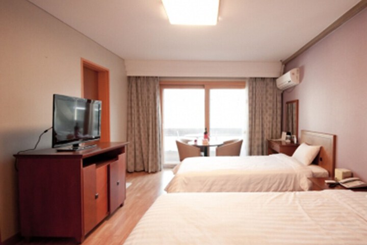 Room 4 of 9