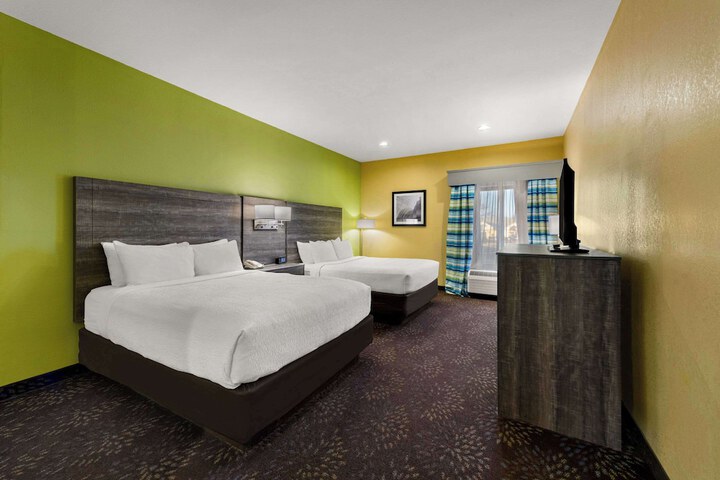 2 Queen Beds (8 of 9)