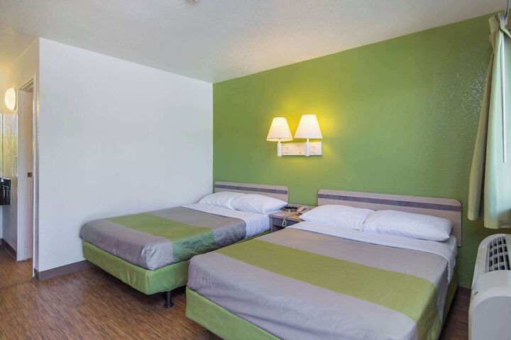 Room 10 of 18