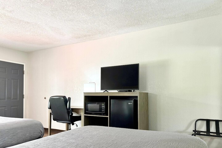 Room 6 of 25