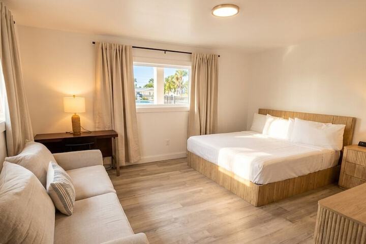 Room 3 of 74