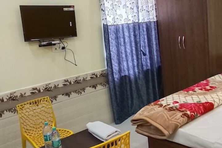 Room 4 of 12