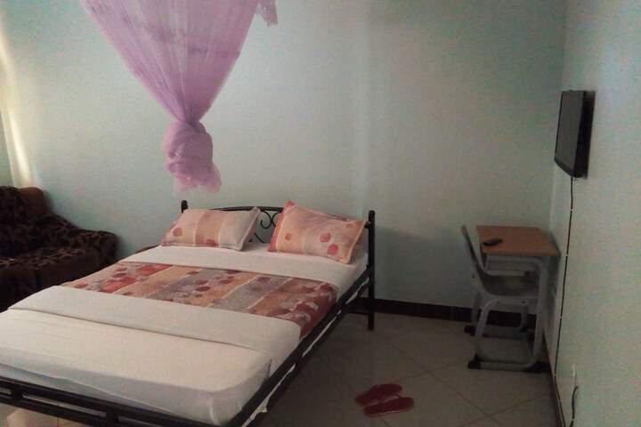 Room 6 of 8