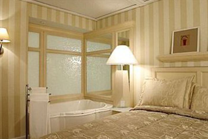 Hotel Suite Photo