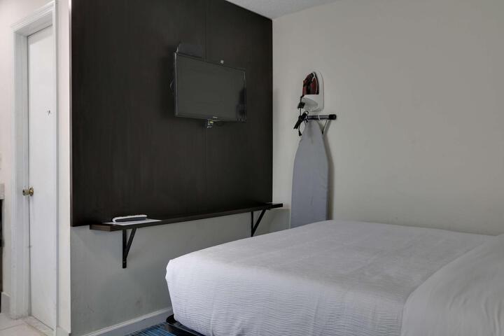 1 Queen Bed (3 of 10)