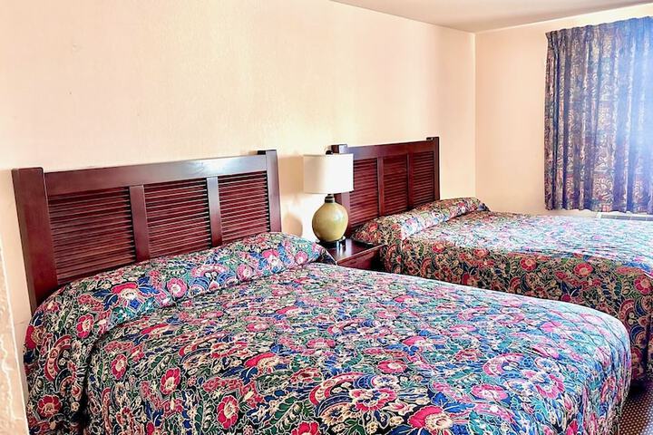 1 Queen Bed (10 of 11)