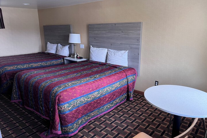 1 Queen Bed (5 of 18)