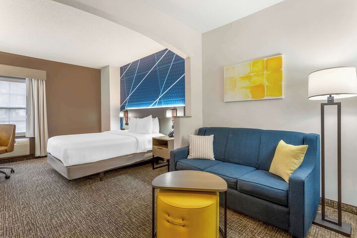 Suite Queen Bed Accessible (16 of 23)