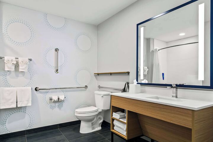 2 Queen Beds with Walk in Shower (2 of 9)