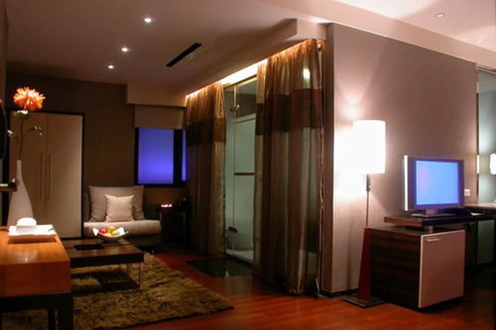 Room 9 of 37