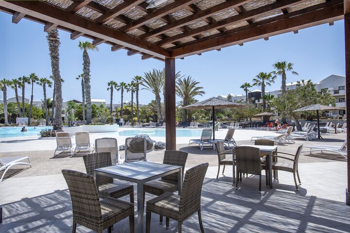 Swim-up bar