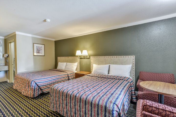 Standard Room, King or Two Doubles (2 of 5)