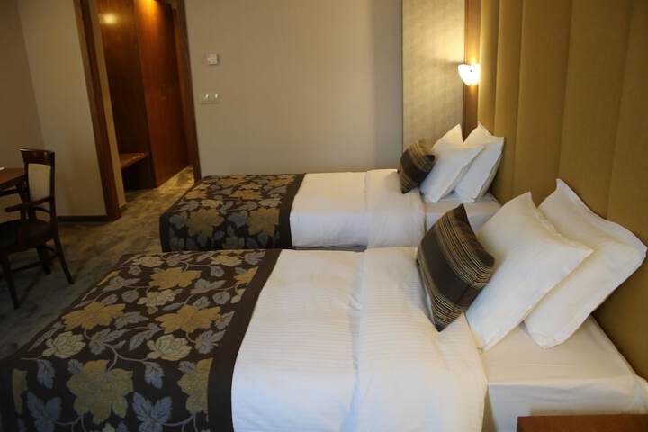 Room 10 of 93