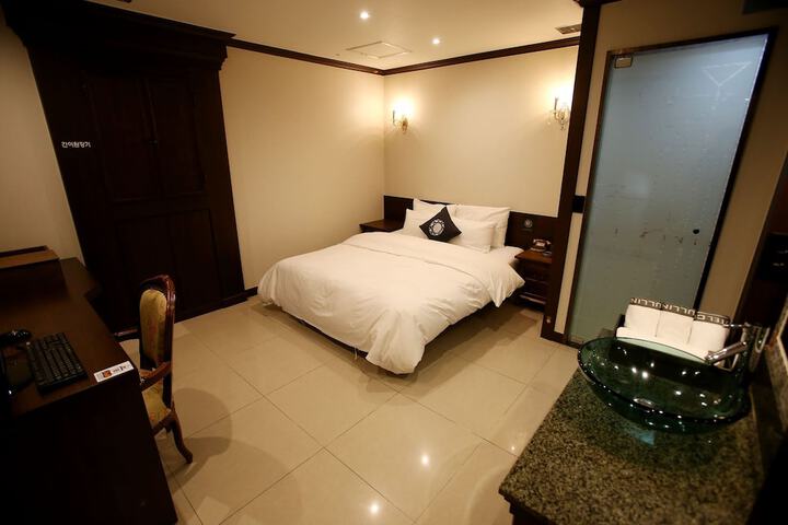 Room 7 of 60