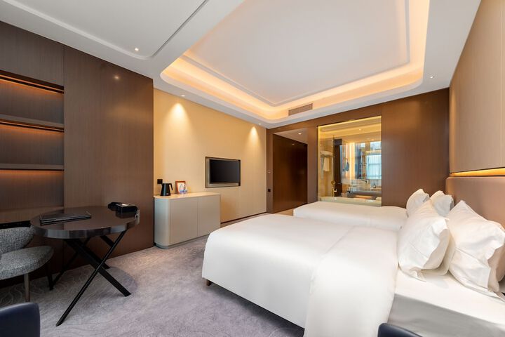 Room 13 of 93