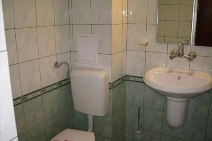 Room 8 of 16