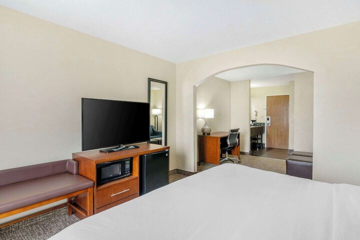 1 King Bed (5 of 9)