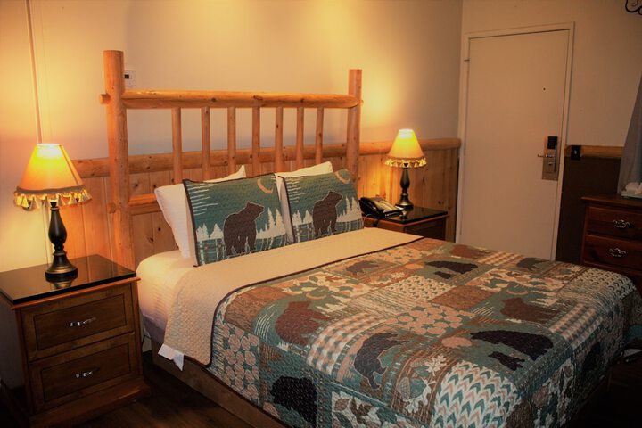 1 Queen Bed (3 of 36)