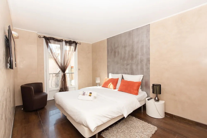 Room 4 of 18