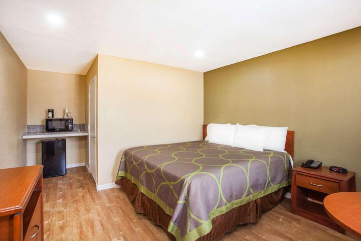 1 King Bed (5 of 9)