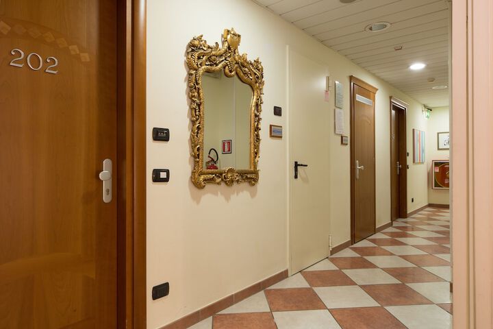 Ballroom/Hall 94 of 120