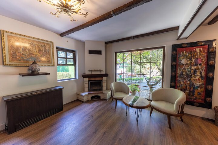Lounge 18 of 50