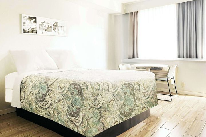 1 Queen Bed (3 of 16)