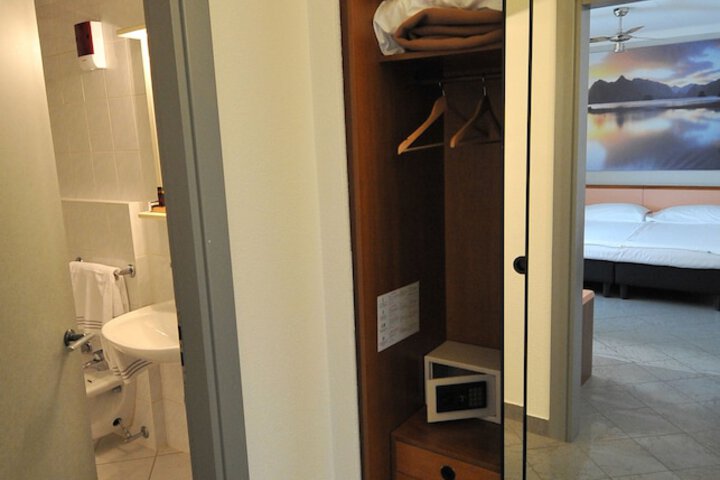 Room 11 of 71
