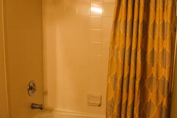 Deep soaking bathtub