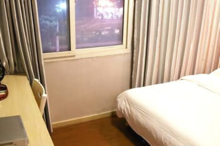 Room 3 of 8