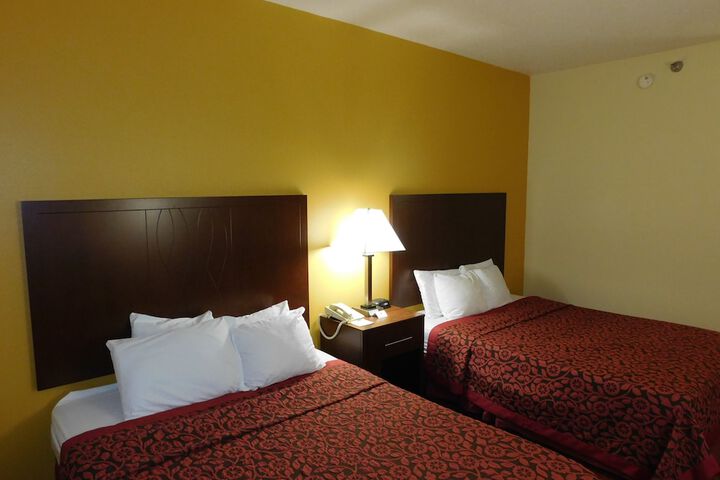 1 Queen Bed (11 of 11)