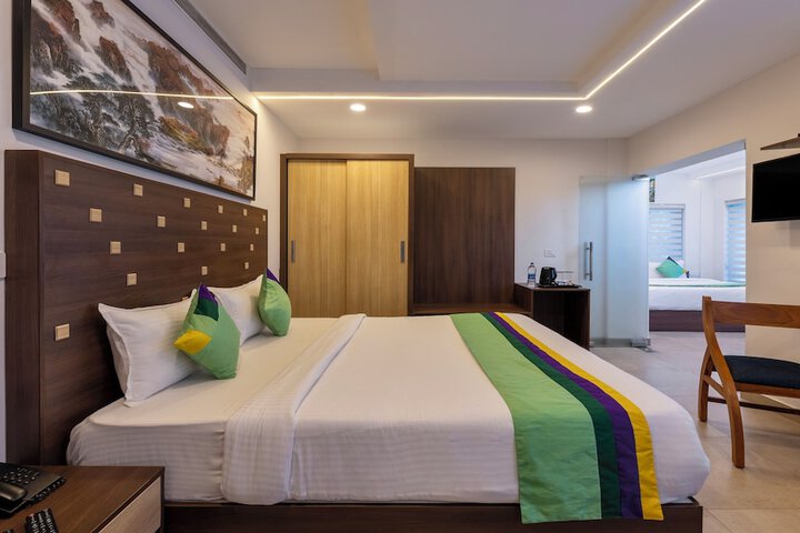 Room 11 of 28