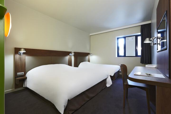 Room 4 of 43