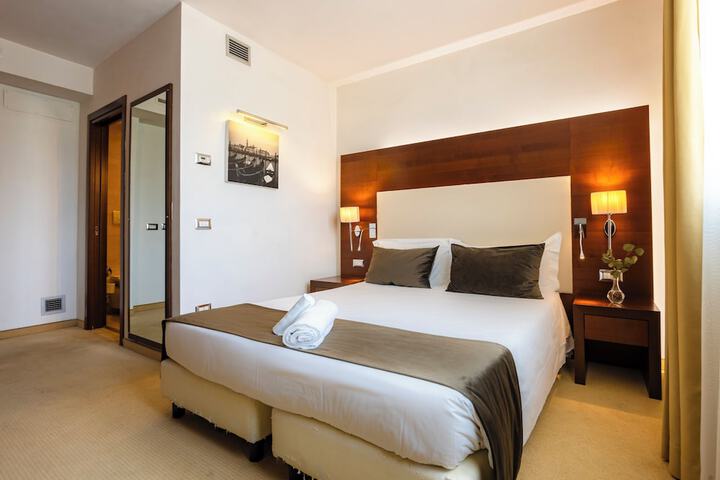 Room 28 of 118