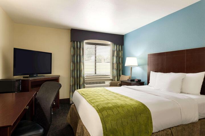 1 Queen Bed (1 of 6)