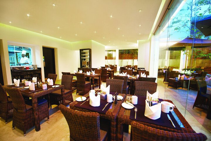 Dining 16 of 33