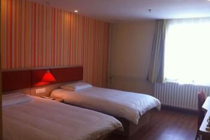 Room 4 of 9