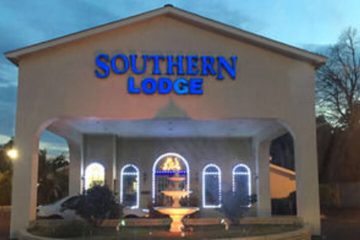 Exterior of Southern Lodge & Suites
