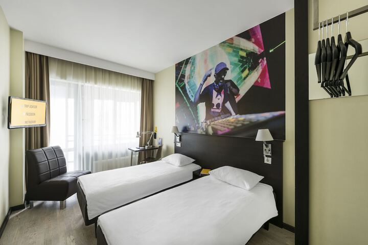 Room 16 of 137