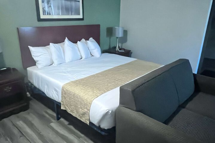 1 King Bed (6 of 17)