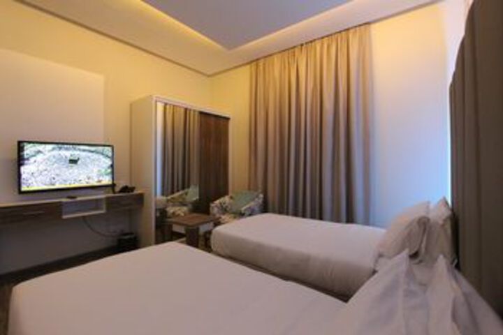 Room 17 of 28