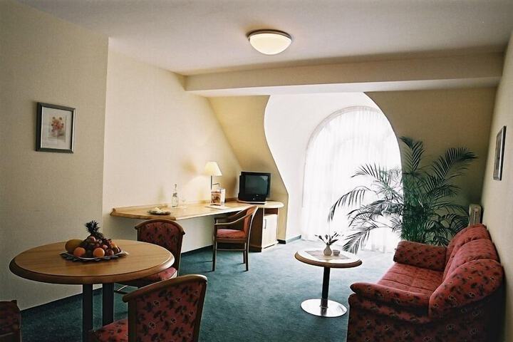 Room 16 of 28