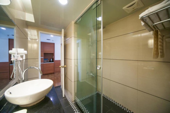 Room 10 of 60