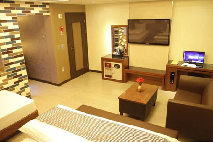 Room 25 of 29