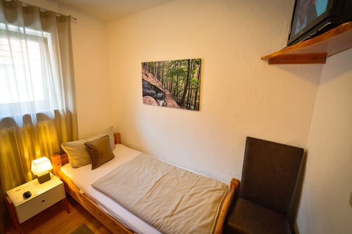 Room 10 of 33