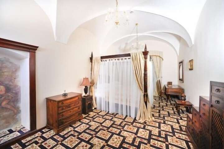 Room 5 of 40