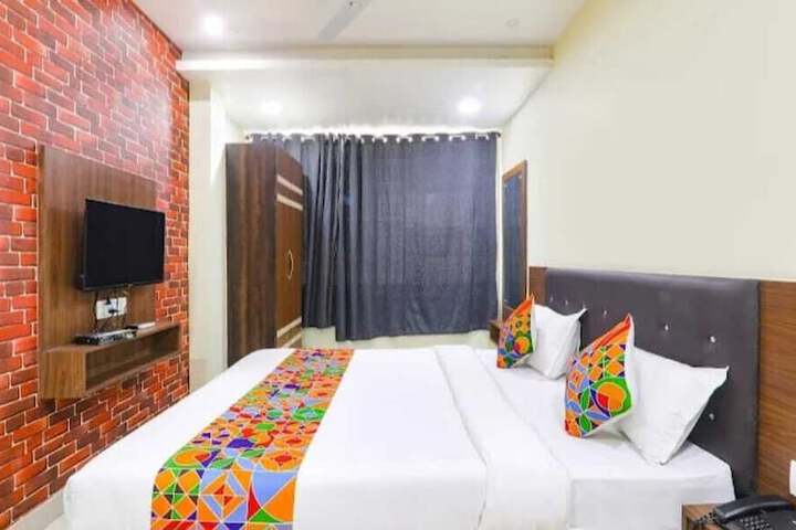 Room 9 of 16